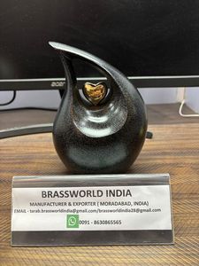 Urna Funeraria de Metal Marrón de Brassworld India, Estilo Americano, Capacidad de 220 Pulgadas Cúbicas, Emblema de Corazón, Decorativa, Personalizable - Product Image 5