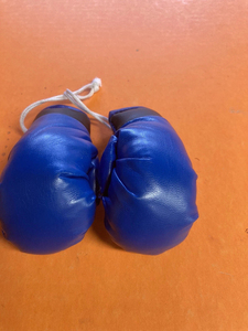 Guantes de Boxeo Miniatura de PU para Colgar en el Coche, Llavero Deportivo con Temática de Boxeo, Adorno para Coche, Guantes Miniatura para Auto - Product Image 3