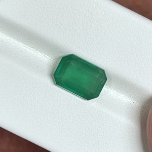 Esmeralda Zambiana Natural de Alta Calidad, 2.65 Quilates, Verde Intenso, Facetada, Piedra Suelta para Fabricación de Joyería - Product Image 1