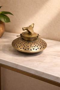 Quemador de incienso clásico de latón con diseño decorativo para rituales religiosos y decoración del hogar - Product Image 5