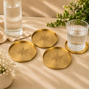 Sous-verres ronds minimalistes en laiton avec une subtile gravure de feuille au centre et un rebord surélevé, disponibles à prix de gros. - Product Image 6