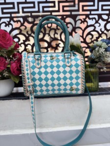 Bolso de Hombro de Cuero con Grabado a Mano de Diseño 2026, Estilo Bohemio Gitano, Patrón a Cuadros Turquesa, Estilo Occidental, Elegante, para Mujer - Product Image 1