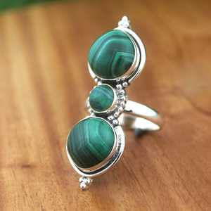 Anillo Largo Bohemio de Malaquita Verde Natural con Tres Piedras, Bordes de Alambre y Cuentas, Plata de Ley 925, Hecho a Mano, Venta al por Mayor - Product Image 1