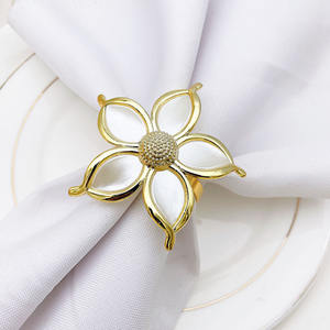 Anillos de servilleta metálicos florales que encarnan durabilidad, belleza y funcionalidad, con un atractivo clásico apto para cualquier ocasión. - Product Image 1