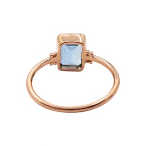 Bague en argent sterling 925 massif plaqué or rose avec topaze bleue naturelle rectangulaire sertie clos, bijoux fins Memoria Jewels, vente en gros - Product Image 3