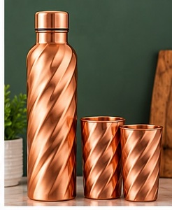 Ensemble de bouteilles d'eau en cuivre martelé faites à la main avec deux verres et couvercles, vaisselle écologique en métal fabriquée à la main - Product Image 3