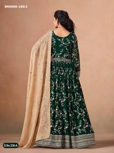 Nueva tendencia elegante en vestimenta: Vestido Anarkali de georgette sintética con bordados, con falda y dupatta, de proveedor de la India. - Product Image 2