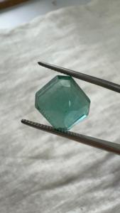 Émeraude naturelle zambienne de 4,88 carats, taille octogonale, pierre précieuse non montée |   Certifié par un tiers authentique pour la fabrication de bijoux fins - Product Image 2