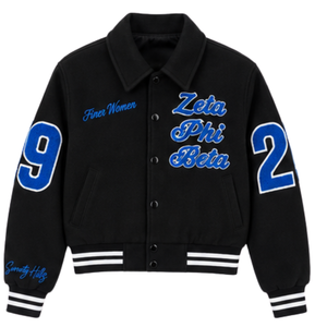 Chaqueta Universitaria Zeta Phi Beta para Mujer, Negra, de Lana, con Chenilla Azul Rey, Escritura en Chenilla, Números en las Mangas 19 20, Cuello con Broches, Sorority - Product Image 1