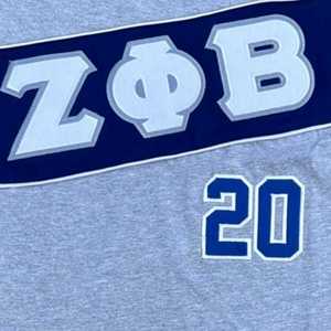 เสื้อยืดเซต้า ฟิ เบต้าสีเทาพรีเมี่ยม ปักตัวอักษรกรีกสีน้ำเงิน เสื้อยืดผู้หญิงทรงสปอร์ตสวมใส่สบาย - Product Image 3