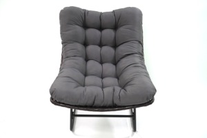 Silla de Patio Moderna de Mimbre para Exteriores con Cojín de Tela Resistente al Agua - Product Image 1