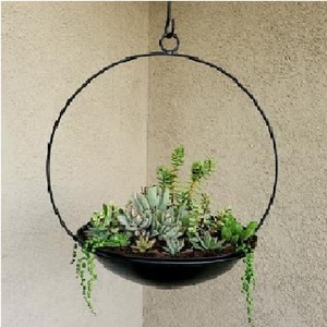 Elegantes Macetas Colgantes de Metal con Detalles en Bronce para Exhibición de Plantas en Interiores y Exteriores - Product Image 5