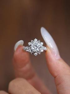 Anillo de Diamantes Redondos Brillantes en Oro Blanco con Detalles de Diamantes Marquise, Anillo de Compromiso de Inspiración Celestial, Joyería Fina - Product Image 1