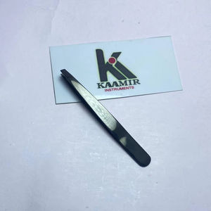 Pince à épiler professionnelle en acier inoxydable KAAMIR INSTRUMENTS, réutilisable, à pointe inclinée de précision pour cils et sourcils - Product Image 1