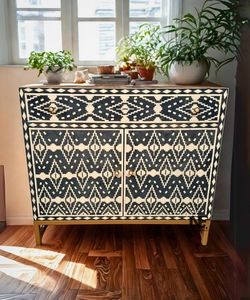 Commode en bois sculptée à la main avec incrustations en os, meuble de rangement élégant d'Inde - Product Image 4