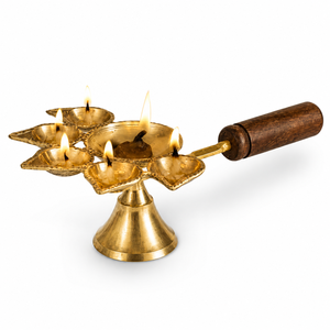 Lampe Diya Aarti en laiton à plusieurs mèches avec poignée en bois, lampe à huile traditionnelle pour la décoration des festivals Pooja, exportateur en gros Inde - Product Image 1