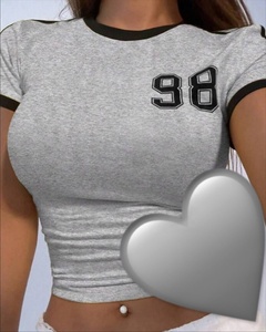 Camiseta Corta Ajustada de Mujer con Cuello Redondo y Rayas en Contraste, Diseño Personalizado con Número Estampado y Fruncido Lateral, Estilo Baby Tee, Color Gris Acanalado, con Logotipo Personalizado - Product Image 4