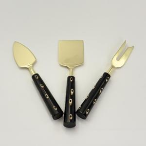 Fabricant fiable d'ensembles de couteaux à fromage en acier inoxydable avec manche en résine, comprenant un épandeur et une trancheuse, pour le service du fromage. - Product Image 5