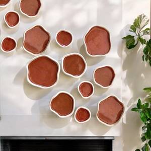 Assiette murale en céramique multicolore de forme irrégulière, choix familial moderne, décoration de couloir, ambiance luxueuse par UO INDIA - Product Image 1