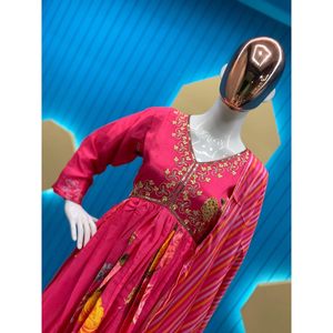 DESIGNER CHINON IMPRIMÉ AVEC BRODERIE SÉQUENCE TRAVAIL ALIA CUT ROBE BAS AVEC DUPATTA ROSE - Product Image 2