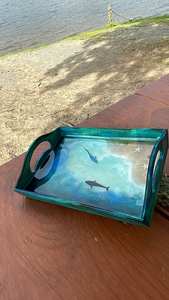 Plateau artisanal en bois et résine, thème océan, avec coquillages et sable véritable, pigment qui brille dans le noir. - Product Image 4