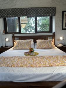 Cubrecama Decorativo de Alta Calidad en Blanco, Naranja y Amarillo para Hoteles y Apartamentos, Disponible a Precio de Exportación - Product Image 3