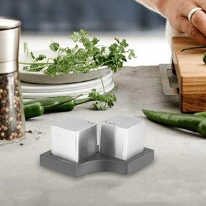 Ensemble de salières et poivrières minimalistes en acier inoxydable avec finition mate, compatibles lave-vaisselle, distributeurs de condiments pour la cuisine - Product Image 1