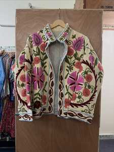 เสื้อแจ็คเก็ตปักลายดอกไม้สีแดงกำมะหยี่ คอจีน แขนยาว เสื้อโค้ทผู้หญิงสำหรับฤดูหนาว ลายตกแต่งทำมือ - Product Image 2
