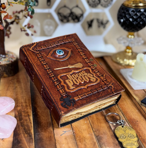 Livre de sorts en cuir Hocus Pocus - Grimoire 3D avec œil - Journal en papier vintage à bords festonnés - Product Image 2