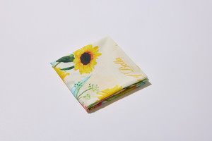 ผ้าเช็ดหน้าลายดอกไม้สีเหลืองพรีเมียม 60s Cotton จาก[K-ESSENTIALS] ของชำร่วยงานแต่งงาน เนื้อผ้านุ่มละเอียดอ่อน ลายดอกไม้สวยงาม - Product Image 5