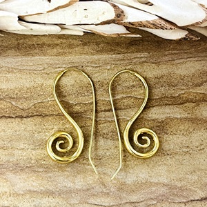 Boucles d'oreilles pendantes spirales bohèmes tendance, minimalistes en laiton plaqué or 18 carats, motif géométrique en spirale pour femmes, vente en gros OEM ODM - Product Image 1