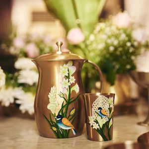 Jarra Kansa hecha a mano con bronce de alta calidad, diseñada para mejorar la pureza del agua y añadir una elegancia atemporal a su mesa. - Product Image 2