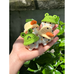 Llavero de conejo tejido a crochet hecho a mano, bonito colgante para bolso con diseño de flor y planta, hecho en Vietnam - Product Image 1