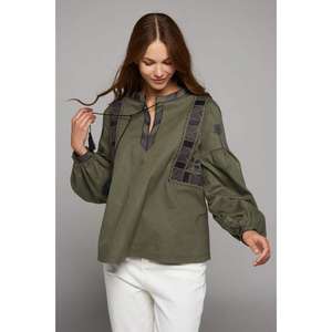 Blusa Étnica de Lino Bordada en Verde Oliva para Mujer, con Cuello de Borlas y Lazos - Product Image 2