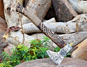 Axe Viking artisanal A&M ENTERPRISES avec tête en acier gravée de runes Vegvisir, manche en bois sculpté et poignée enveloppée de jute - Product Image 1