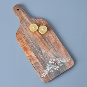 Tabla de servir de madera artesanal de diseño real, duradera, ecológica, con asa e incrustaciones florales, gruesa, para cocina, comedor y queso. - Product Image 1