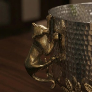 Seau à glace en métal martelé avec poignée singe et support en forme de feuille, refroidisseur à champagne rond de luxe isolé - Product Image 3