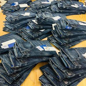 Lot de surplus de jeans décontractés en coton pour hommes, coupe skinny droite, déchirés, avec étiquettes de marque, à prix réduit - Product Image 3