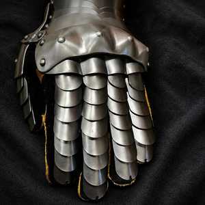Gants d'armure de chevalier gothique en acier inoxydable nickelé noir, finition métallique polie - Product Image 3