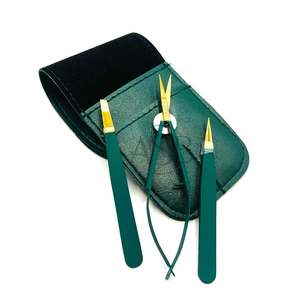 Pince à épiler sourcils Green Gold avec logo personnalisé, en acier inoxydable, à pointe inclinée et affûtée, avec ciseaux à ressort et étui - Product Image 1