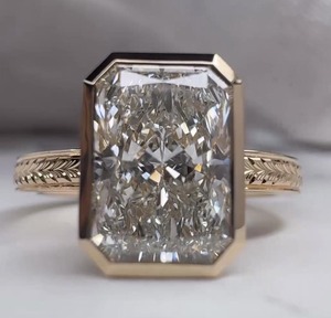 Anillo de Compromiso con Corte Radiante y Piedra Oculta, Diseño Elegante, Oro Amarillo de 14K con Diamante Certificado por IGI, en Venta - Product Image 1