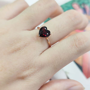 Bague unisexe en or massif 18 carats plaqué rhodium avec grenat taille cœur, sertie à griffes, certifiée IGI, design géométrique, pierre précieuse romantique - Product Image 2