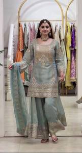 Conjunto de traje Sharara de georgette sintético de diseño con bordado de lentejuelas, mangas elegantes y dupatta - Product Image 1