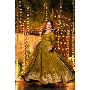 Robe Anarkali de créateur en tissu soyeux et croquant, ornée de sequins et de broderies - Product Image 4