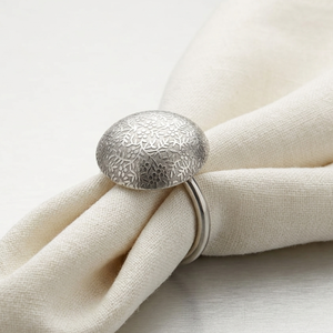 Elegante Anillo para Servilletas de Metal en Tono Plateado con Diseño Intrincado de Textura de Burbujas, Decoración Moderna y Minimalista para Mesa de Comedor para Fiestas - Product Image 3