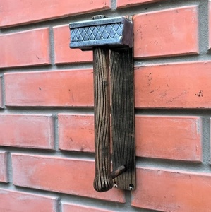 Poignée de portail en fer forgé à la main KHP – Design martelé, effet grain de bois ; facile à installer ; finition résistante à la rouille. - Product Image 2
