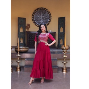 ชุดเดรส Anarkali ขายดีที่สุด ตกแต่งลายดอกไม้แบบ Faux Blooming พร้อมงานปักดิ้นทองและเลื่อม เหมาะสำหรับงานปาร์ตี้ จากซัพพลายเออร์ชาวอินเดีย - Product Image 1