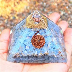 Vente en gros de copeaux de pierre naturelle Angelite Pyramide d'orgone Cristal Artisanat Feng Shui Protection EMF Pyramide de méditation en résine de cuivre - Product Image 1