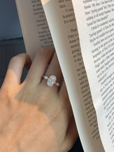 แหวนเพชรแล็บรูปไข่ 2 กะรัต ทองคำขาว 14K แหวนหมั้นสามเม็ด สี E ความสะอาด VVS2 รับรองโดย IGI พร้อมเพชรทรงมาร์คีส์ด้านข้าง - Product Image 3