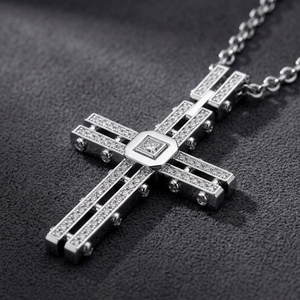 Collar de cruz religiosa de oro blanco de lujo para hombre con incrustaciones de microdiamantes intrincados y piedra central de corte brillante cultivada en laboratorio - Product Image 2